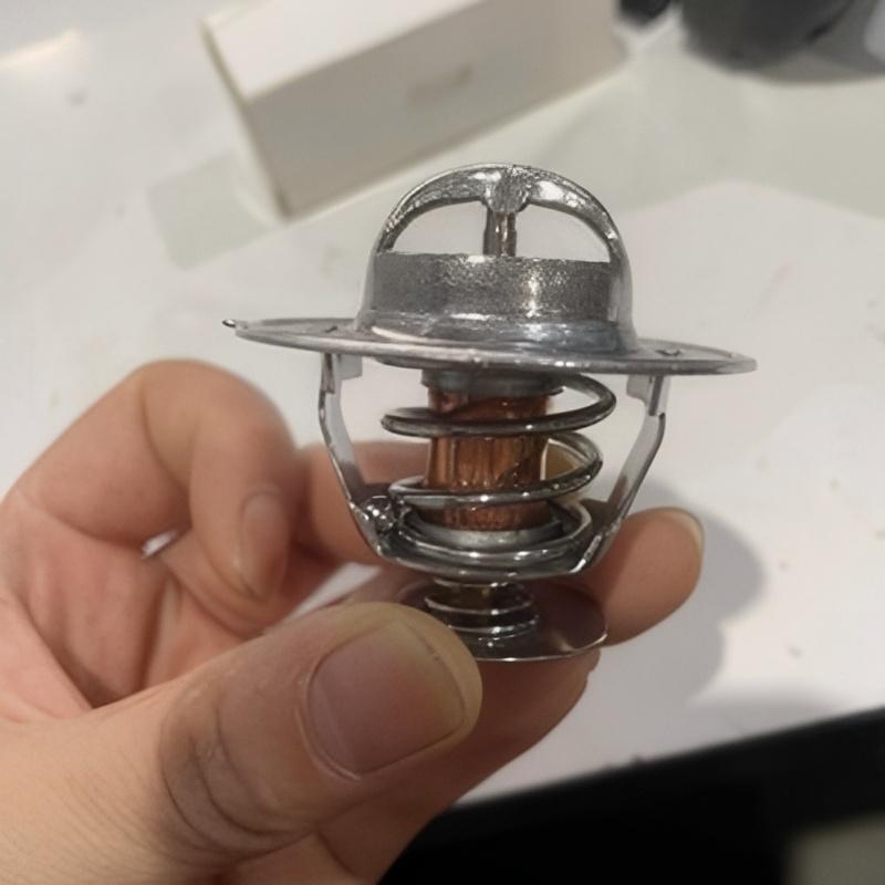 Thermostat J928499 A77988 for CASE Engine 4-390 4T-390 Telescopic Handler 688G 686G 686GXR